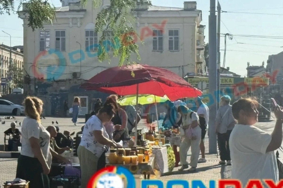 Ростовчане массово освящают мед в соборе на Медовый Спас