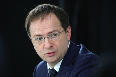Мединский назвал недопустимым участие созданных ИИ произведений в премии "Слово"