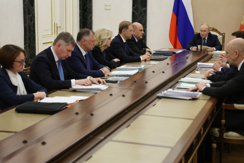 Путин попросил доложить ему о старте цифрового рубля