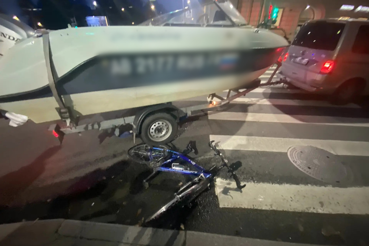 В Петербурге в необычном ДТП с лодкой пострадал курьер на велосипеде
