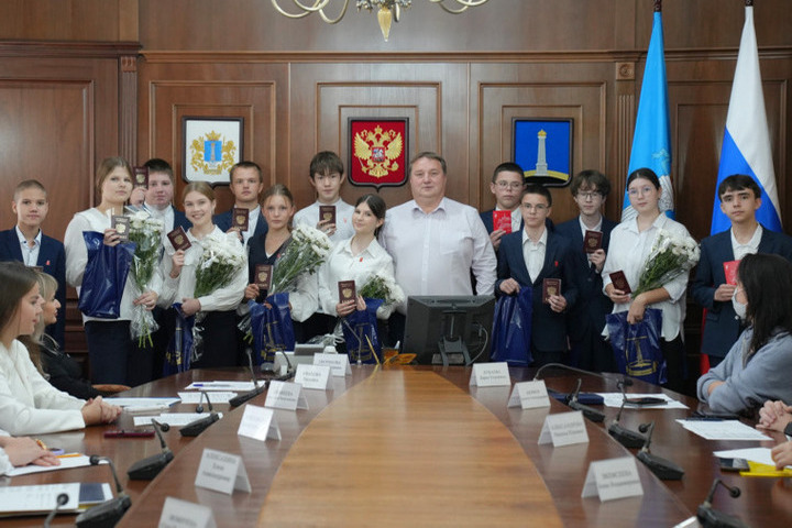В Ульяновске 13 подростков получили свои первые паспорта