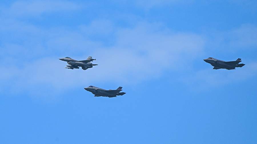 США продолжают обучать украинских пилотов управлению истребителями F-16