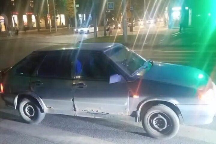 На проспекте Октября Lada сбила двух подростков на самокатах