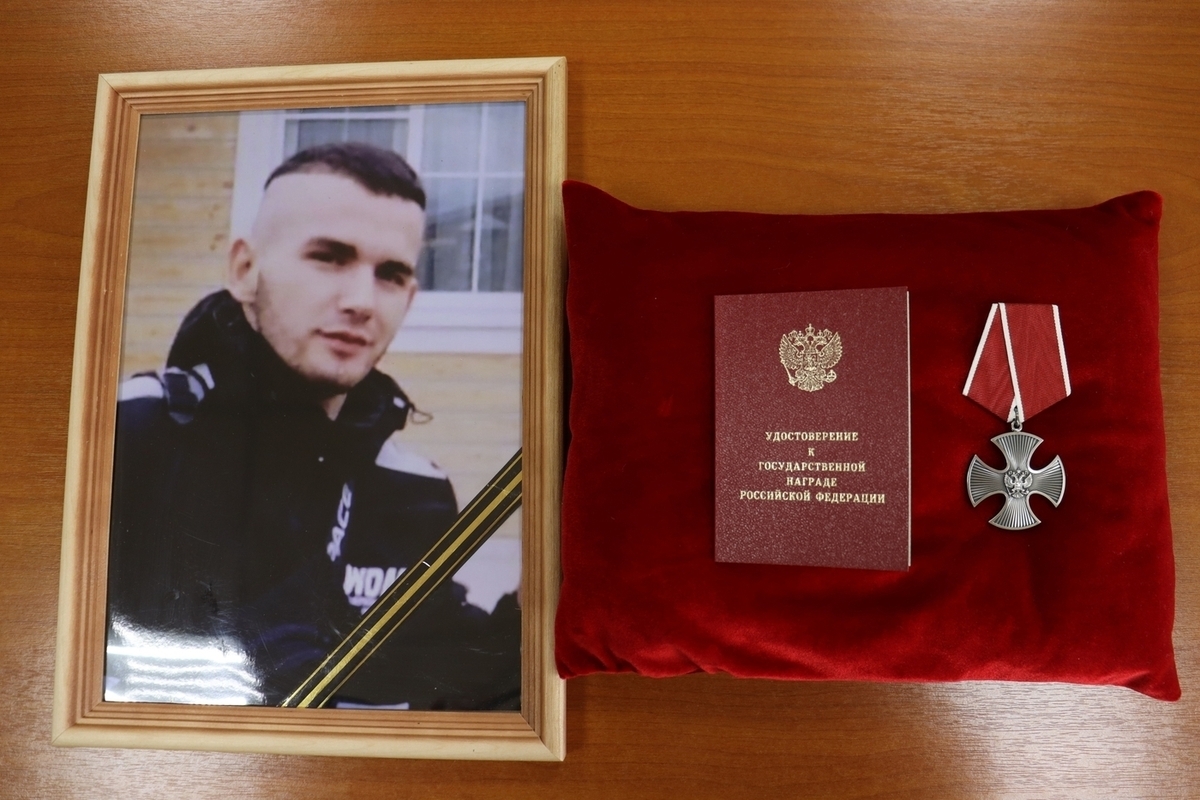 Трем воронежским семьям передали награды погибших участников СВО