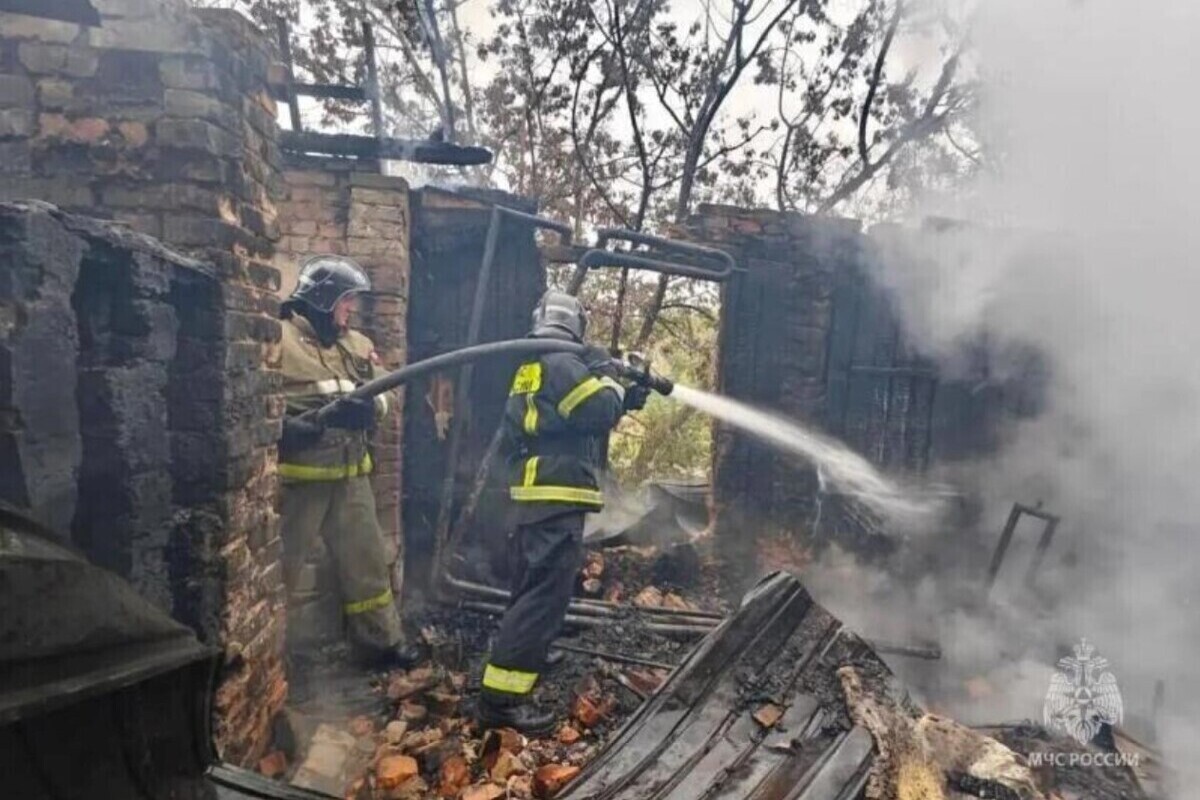 В Орловской области при пожаре выгорели внутренние помещения дома на двух хозяев