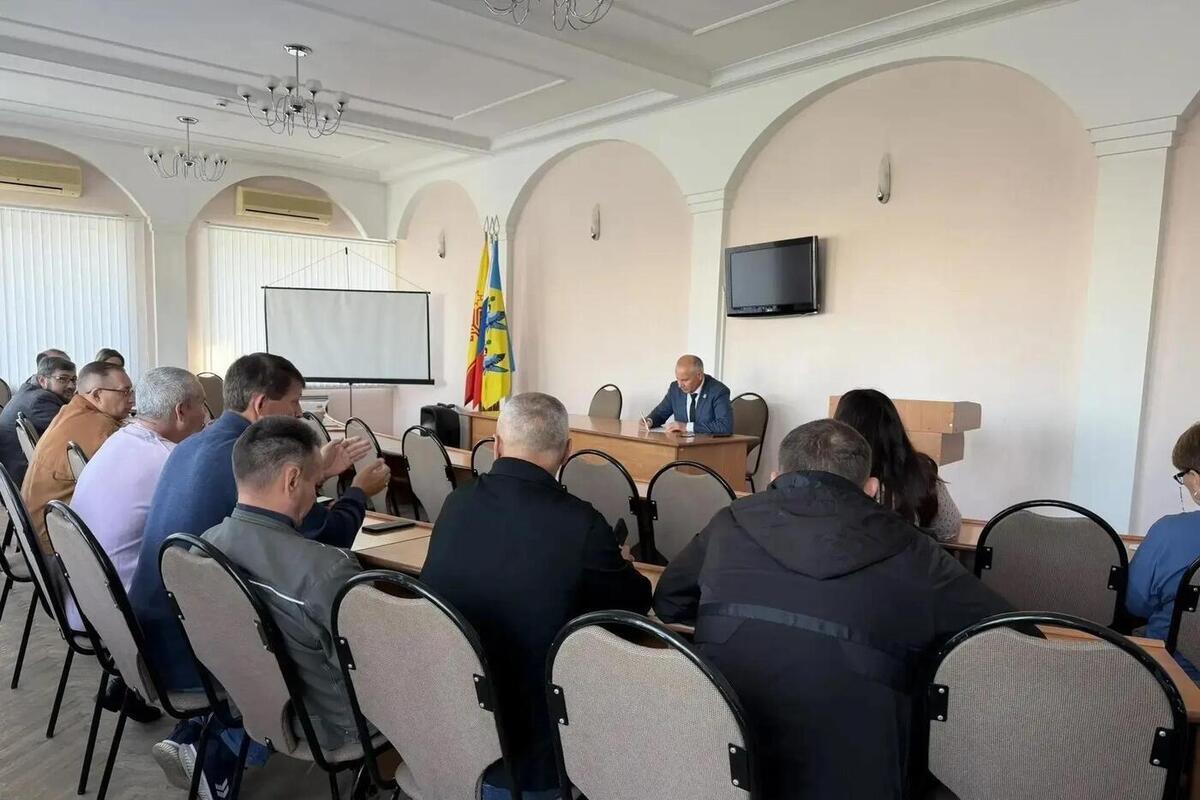 Машины во дворах Новочебоксарска мешают вывозить мусор