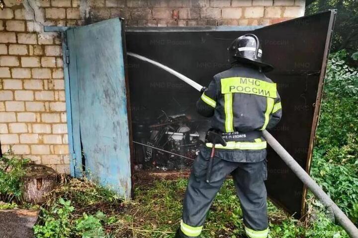 В Орловской области тушили горящий гараж