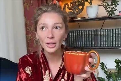 Анастасия Ивлеева в халате и без макияжа порассуждала о книгах