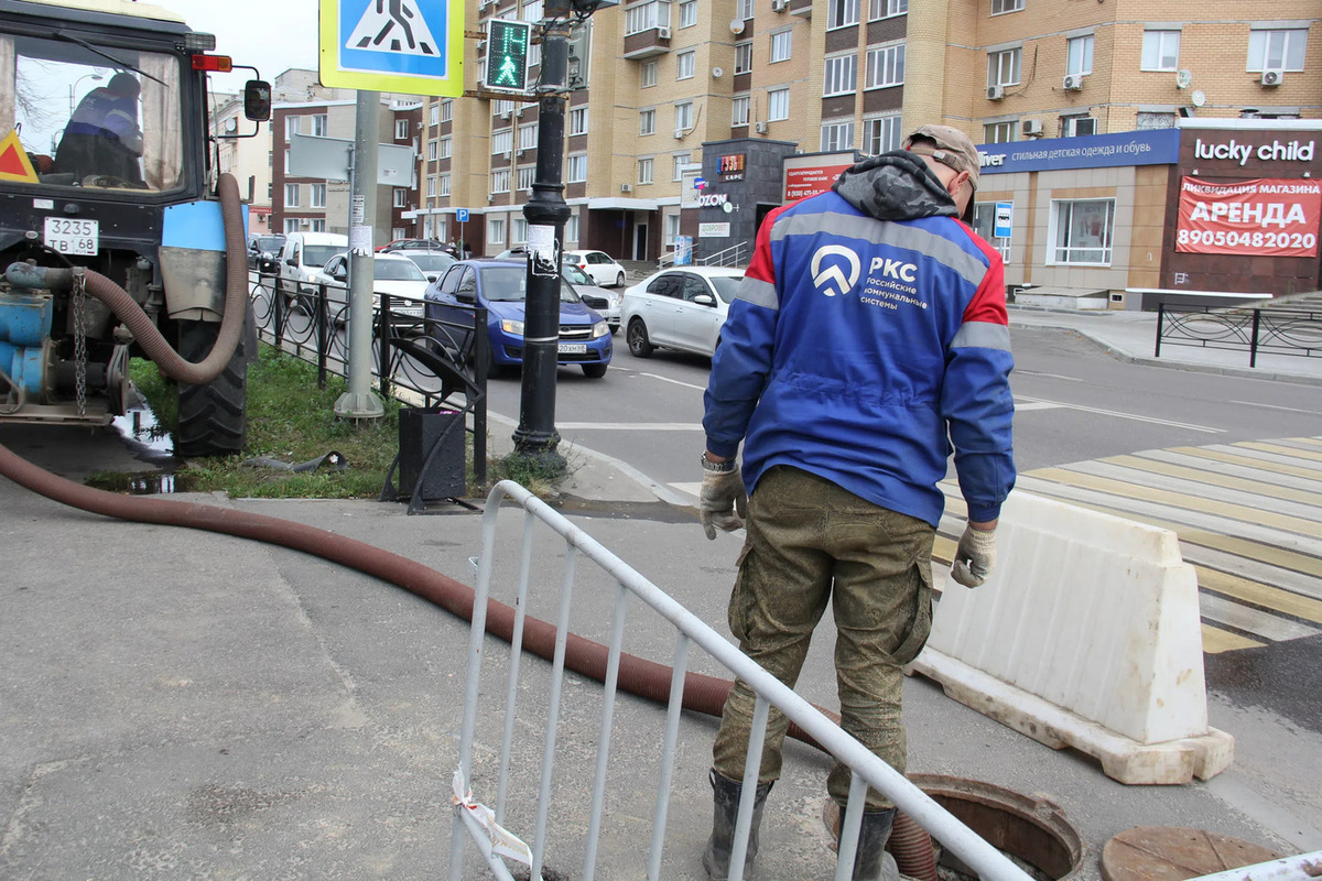 В Тамбове на перекрёстке К. Маркса и Пензенской устраняют последствия коммунальной аварии