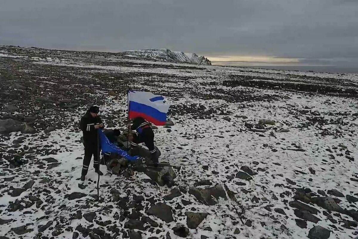 Североморцы почтили память исследователей Арктики в Восточно-Сибирском море