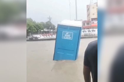 Поток воды в Колумбии унес туалет с человеком внутри