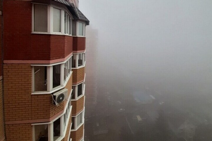 После массированной атаки на Воронеж горожан напугала густая дымка