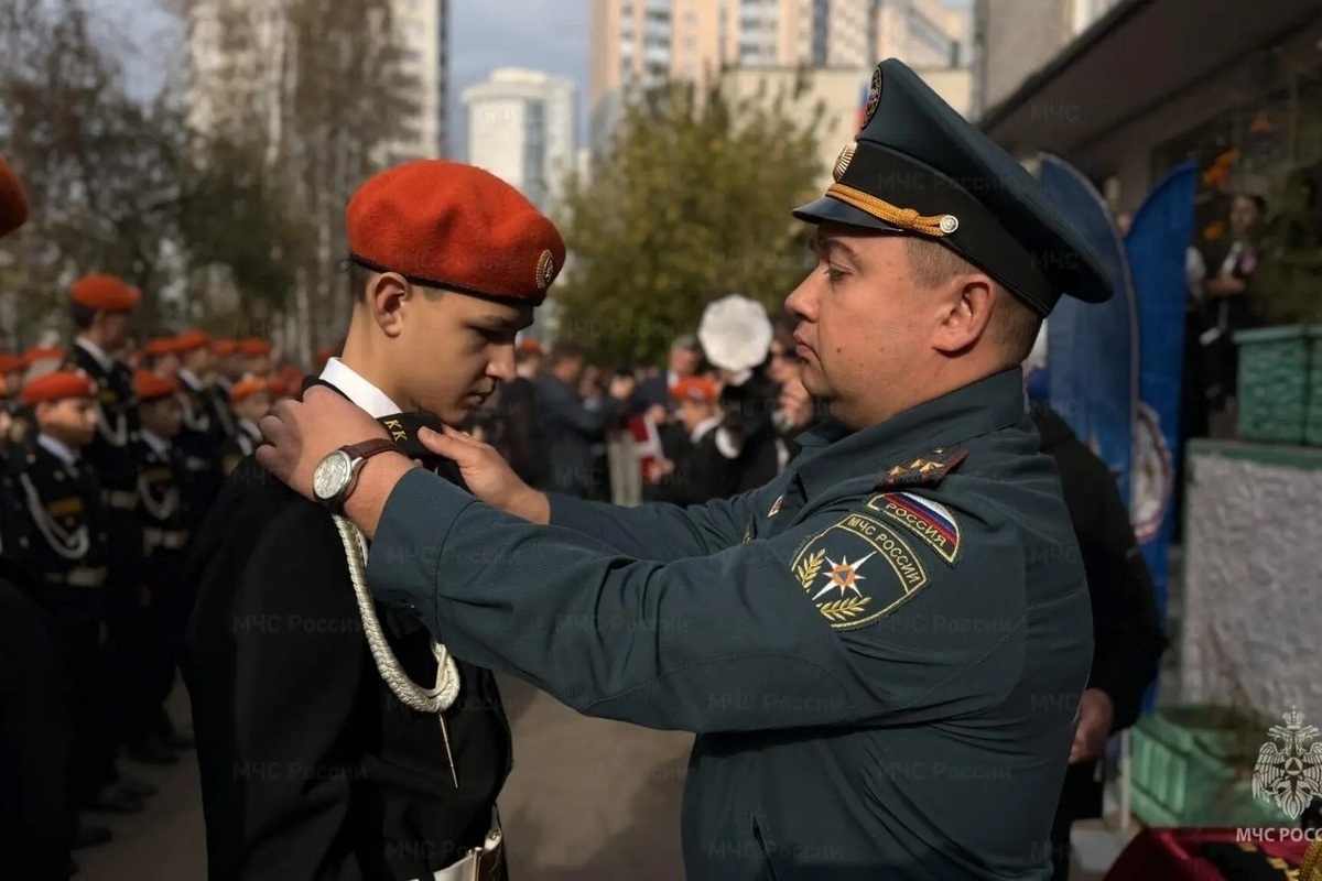 Юные кадеты МЧС получили первые погоны в Екатеринбурге