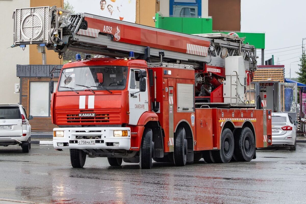 В Ноябрьске горел мусор в подвале девятиэтажного дома