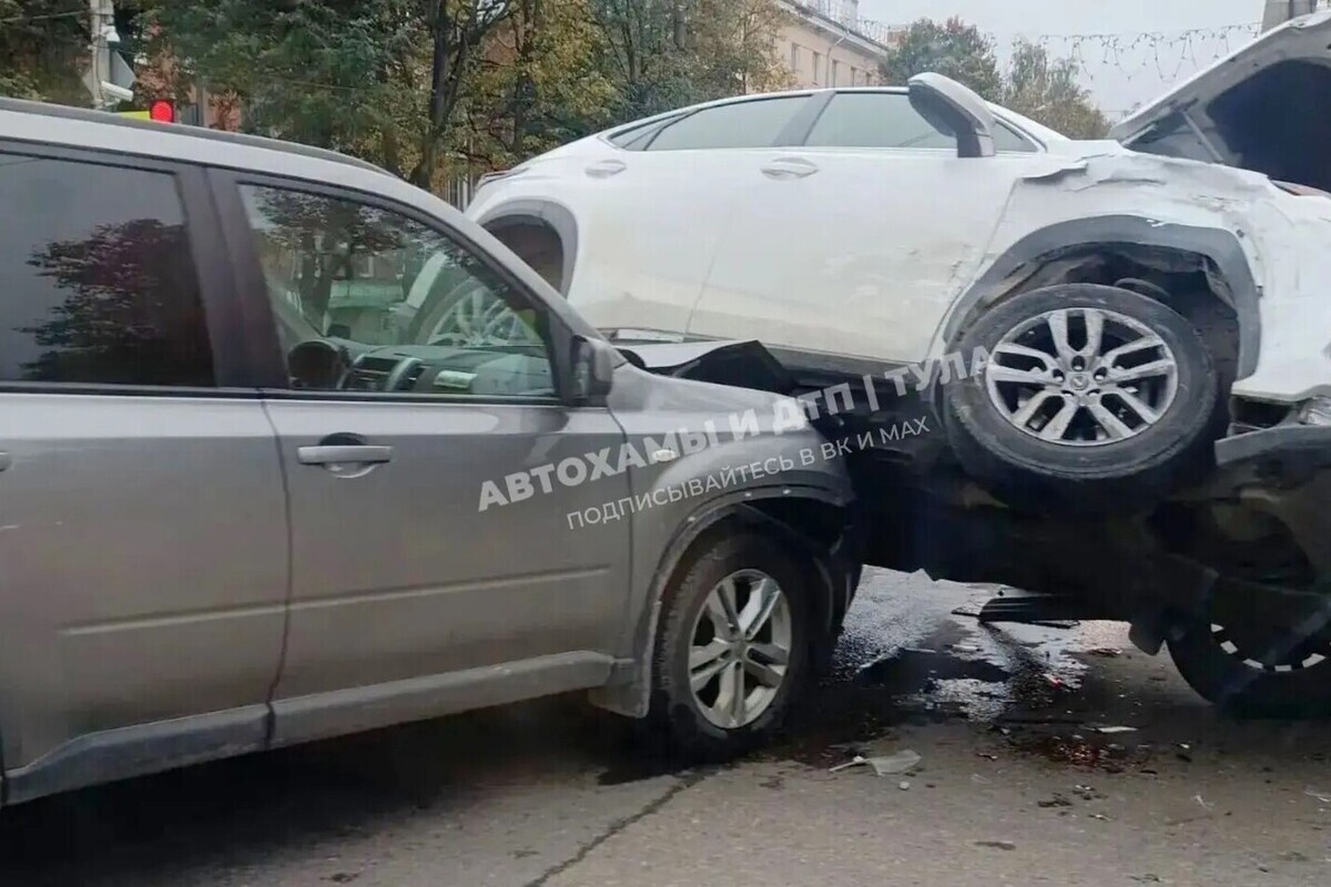 Показаны последствия ДТП в Туле, где кроссовер заскочил на капот внедорожника