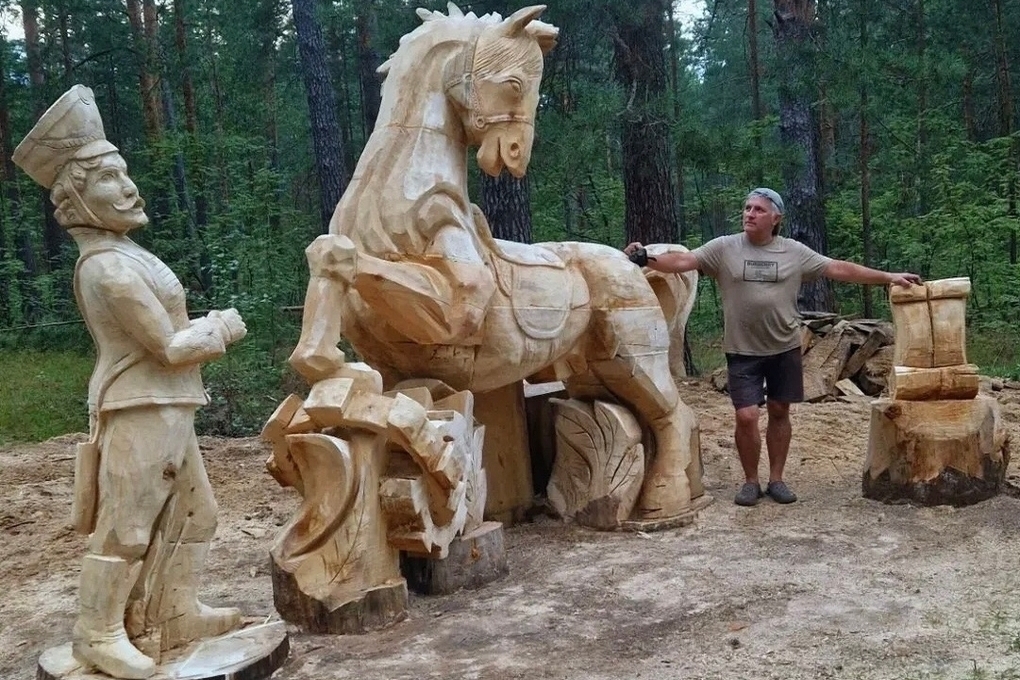 Скульптура «Конь и гусар» украсила парк «Сказка» в Гусь-Хрустальном