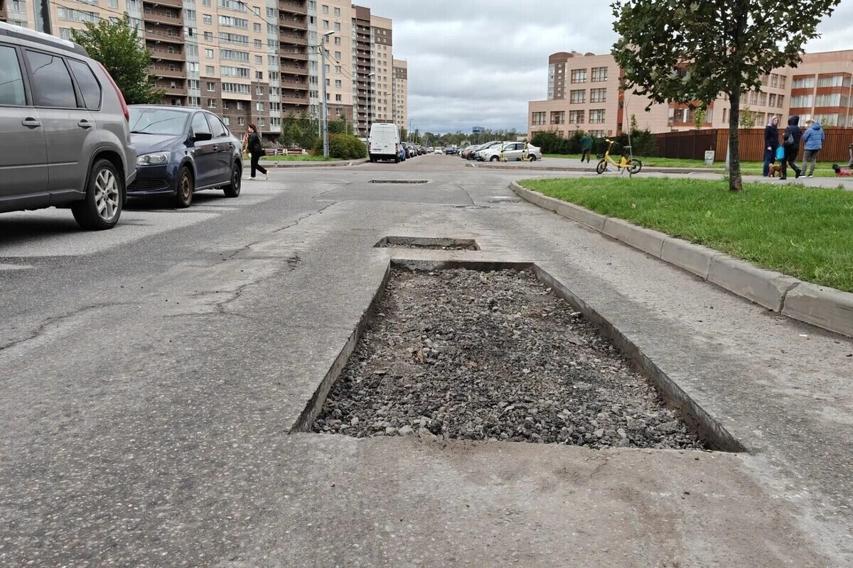 В Петербурге ремонт дороги у школы застопорился на зияющих провалах