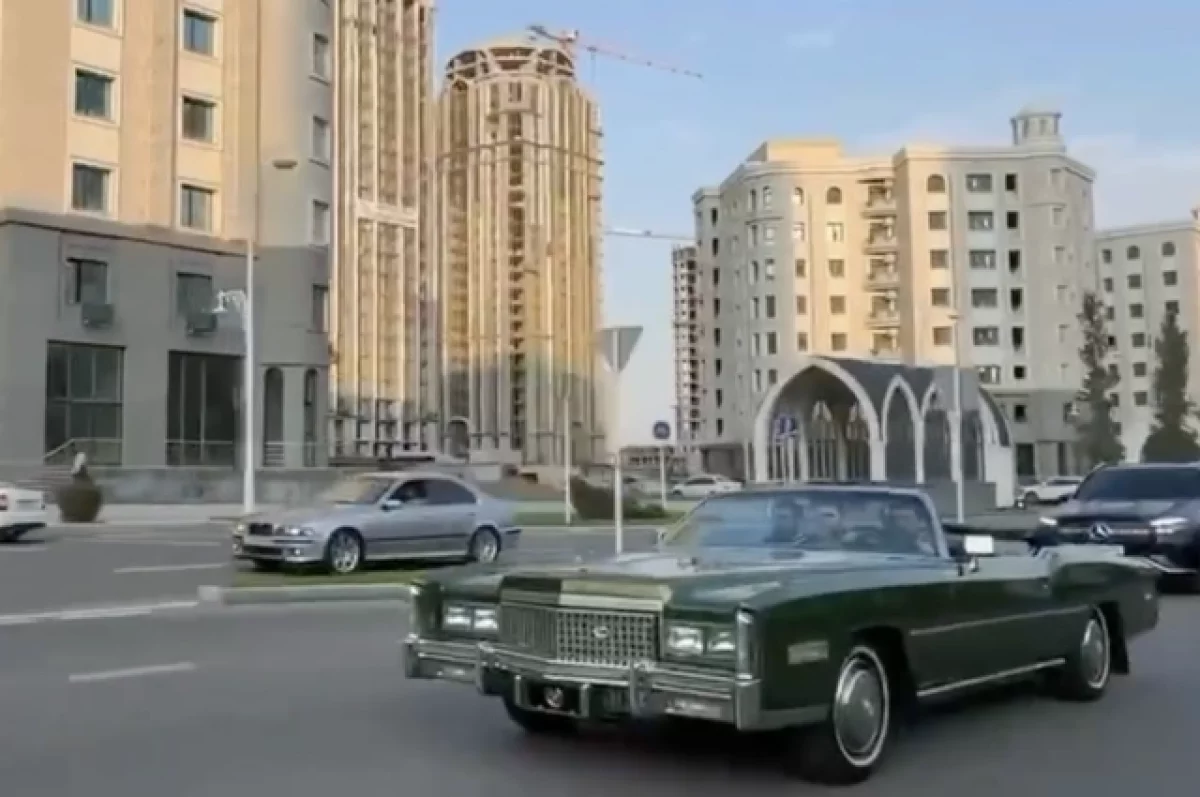 Кадыров прокатился по Грозному за рулем кабриолета Cadillac