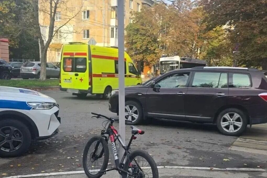 На улице Полетаева в Рязани велосипедист попал под колёса «Рено»