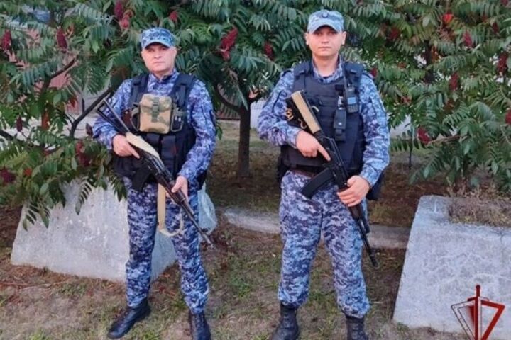 Росгвардейцы спасли женщин из пожара от дрона в белгородском приграничье