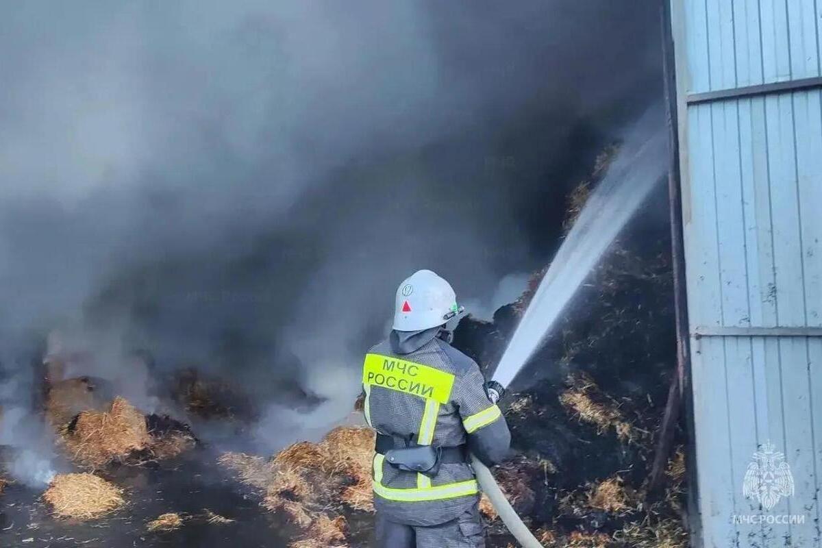 В Орловской области ночью тушили склад сена