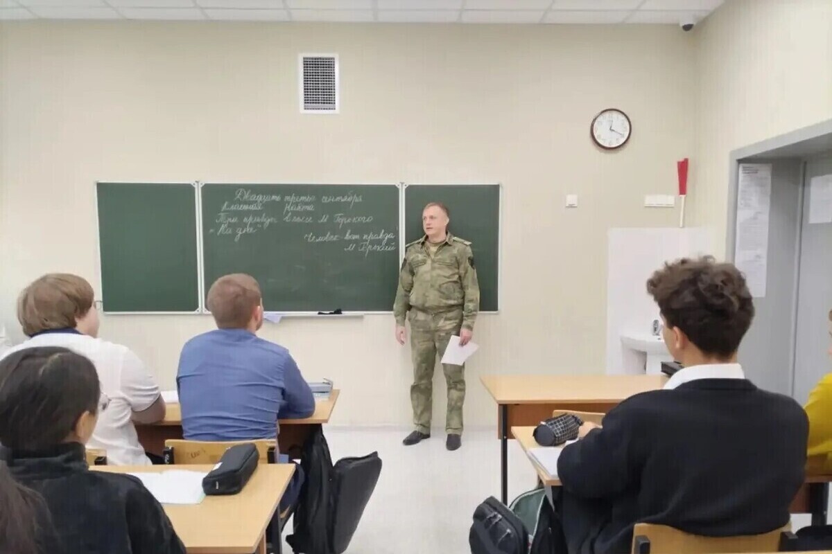 В Серпухове прошла встреча старшеклассников с офицером Росгвардии — участником СВО