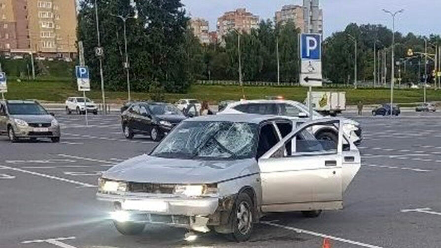 Девушка без прав сбила четырех экс-одноклассников возле ТЦ в Рязани
