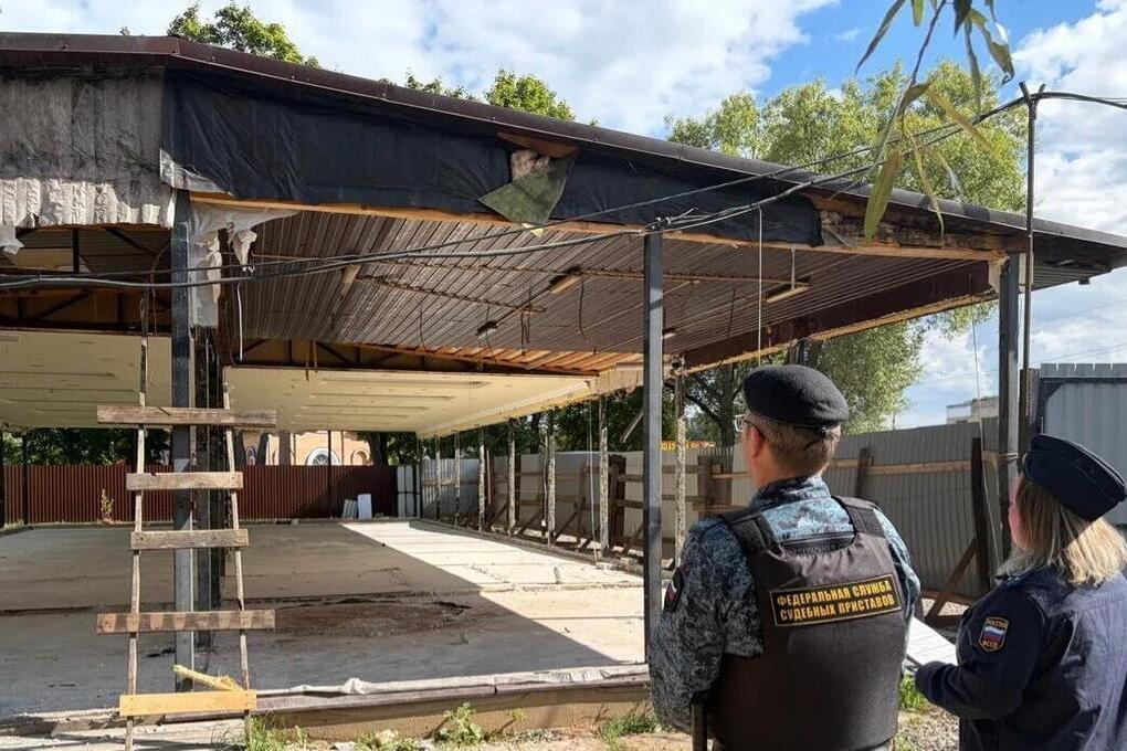 В Великих Луках судебные приставы заставили предпринимателя узаконить самовольную построй