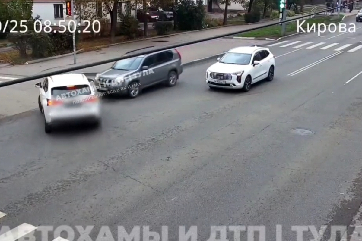 Появилось видео момента ДТП в Туле, где кроссовер залетел на капот внедорожника