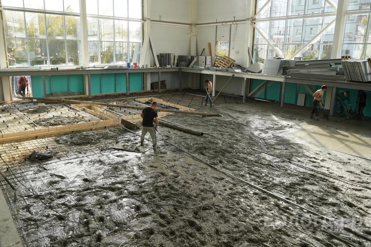 В бассейне на улице Фрязиновской в Вологде готовят основание под чашу