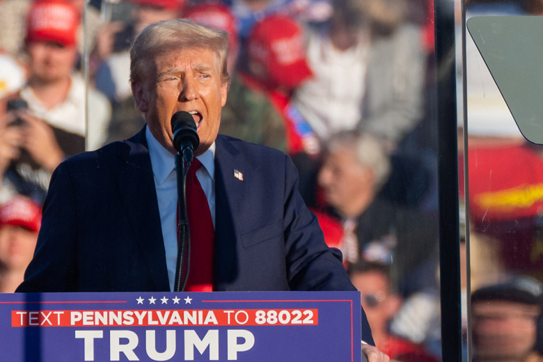 Заслонивший Трампа от пуль ветеран скончался в США