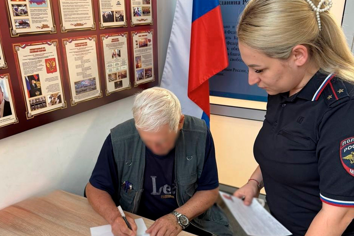 Пенсионер из Курахово получил паспорт России при содействии сотрудников МВД