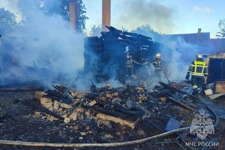 В сгоревшем доме в Большой Пустомерже пожарные обнаружили тела двух погибших
