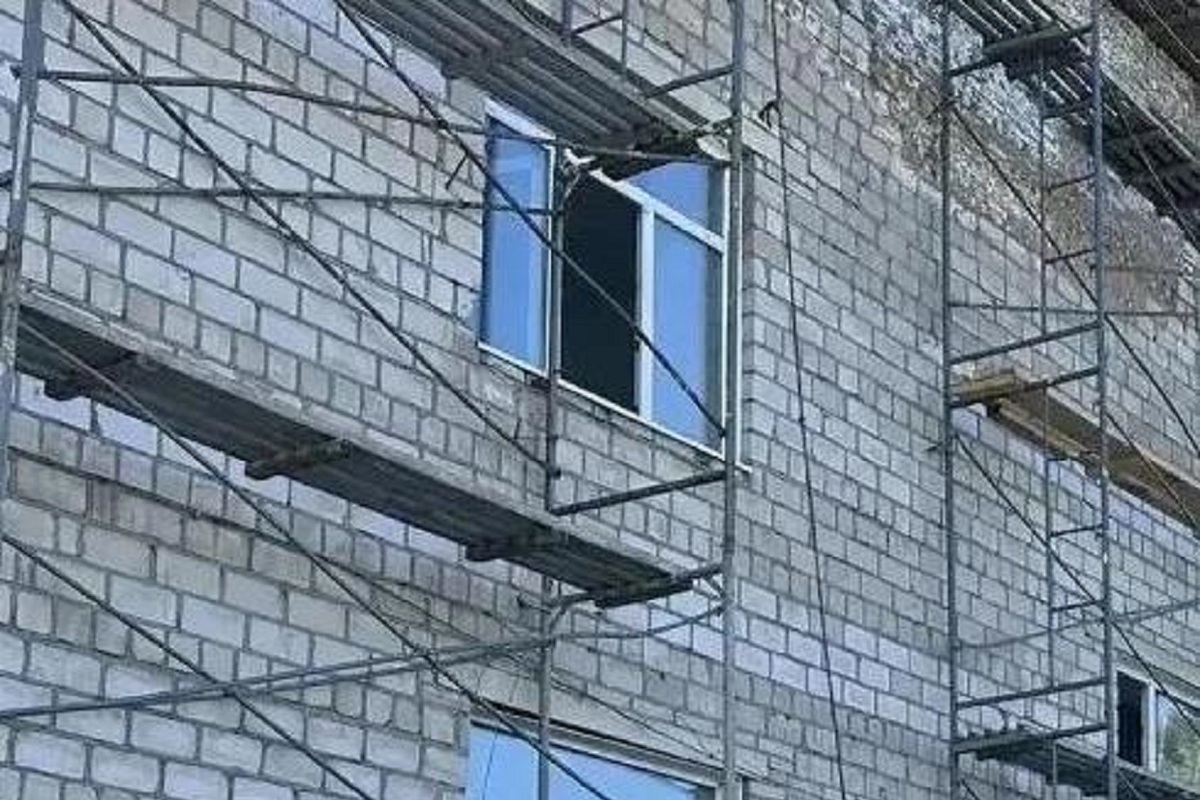Прокуратура контролирует сроки капремонта женской консультации в хакасском селе