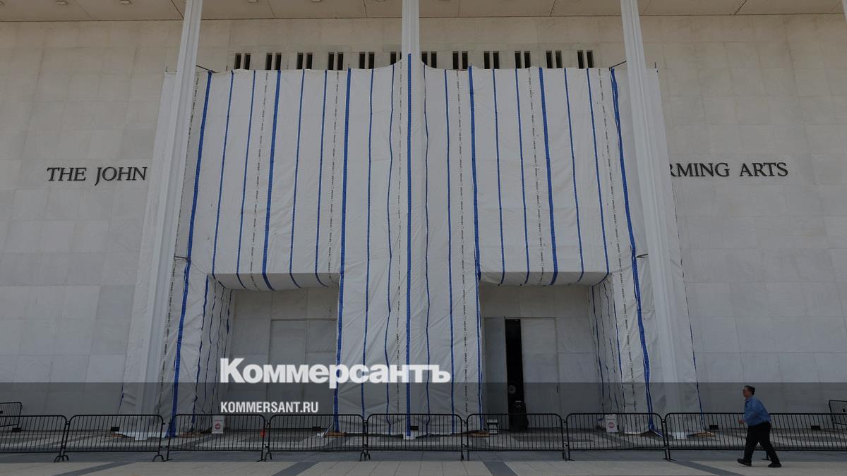 Кеннеди-центру в Вашингтоне вернут имя Трампа