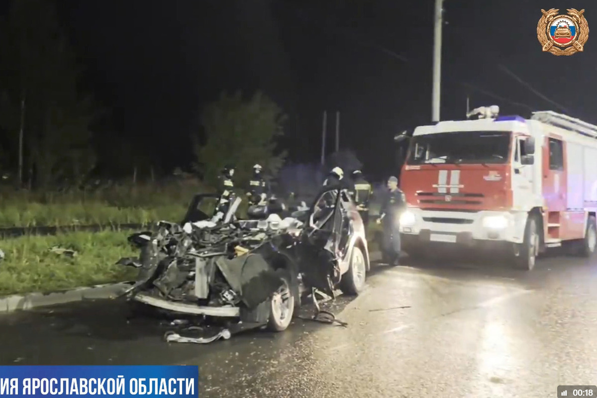 В Ярославле автомобиль БМВ протаранил припаркованную фуру