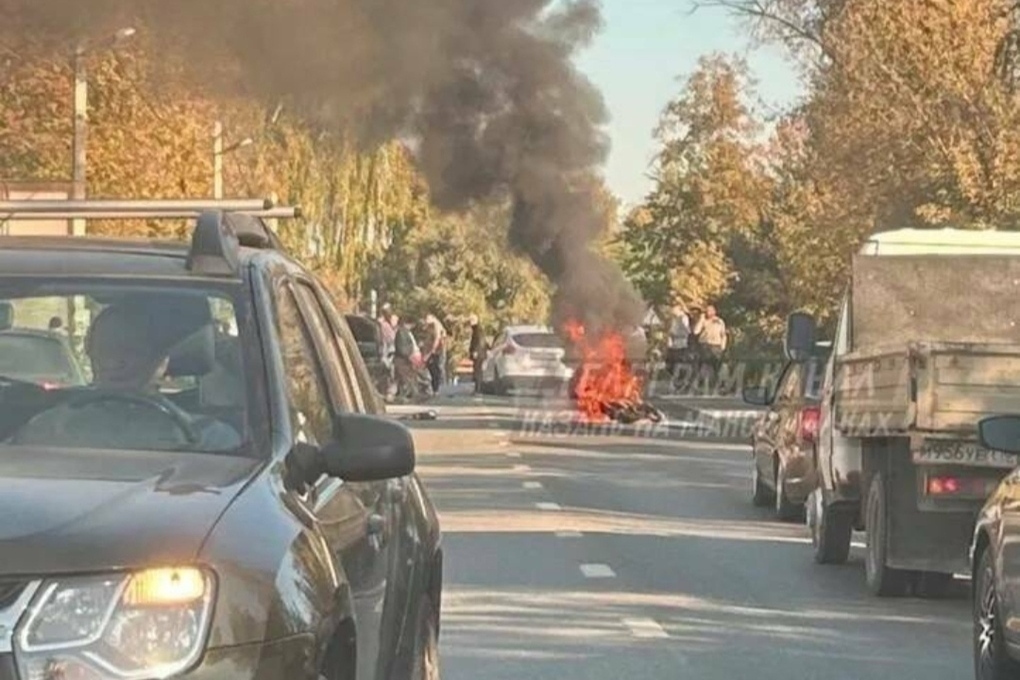 В Казани мотоцикл столкнулся с авто и загорелся