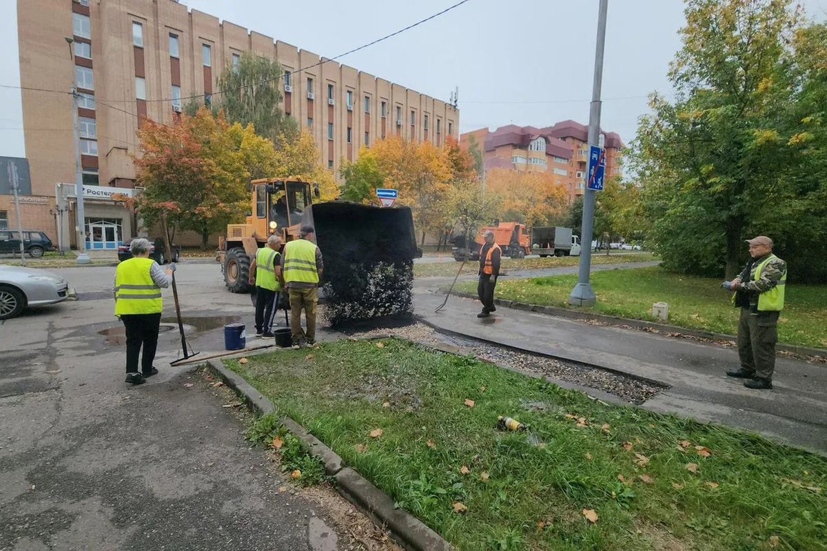 Дорожники Серпухова заделали ямы во дворах по заявкам жителей