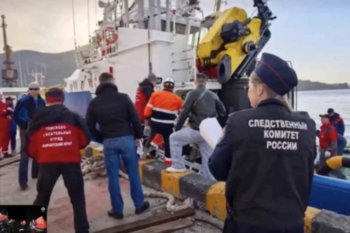 СК показал кадры эвакуации людей с горящего судна «Триумф»