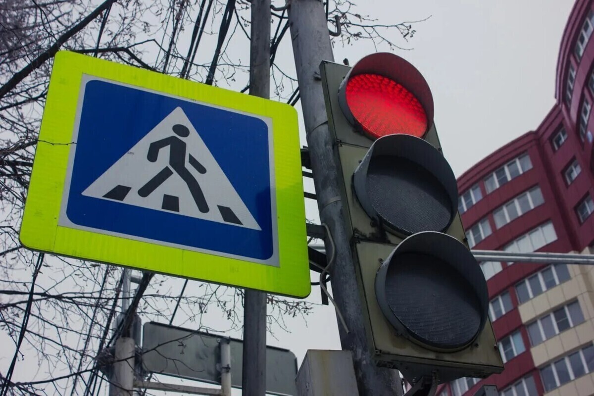 Петербуржец на «китайце» случайно сбил перебегавшую на «красный» нарушительницу