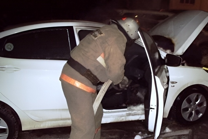 Автомобиль загорелся на 492-м километре трассы М-4 в Воронежской области