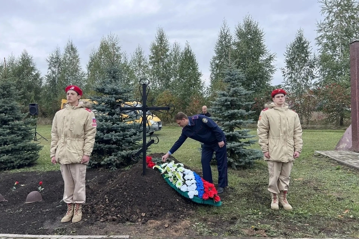 На «Тербунском рубеже» с почестями перезахоронили павшего красноармейца