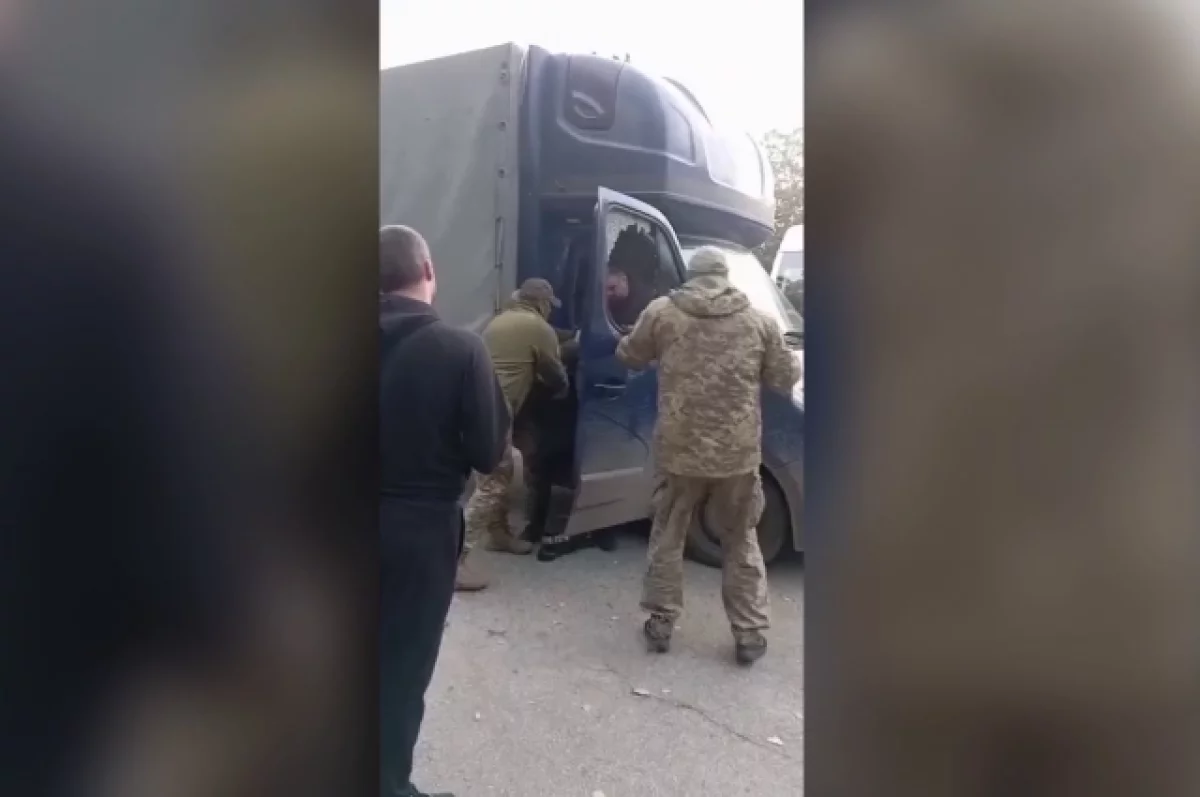 Толпа сотрудников ТЦК похитила двух мужчин прямо из машины в Кривом Роге