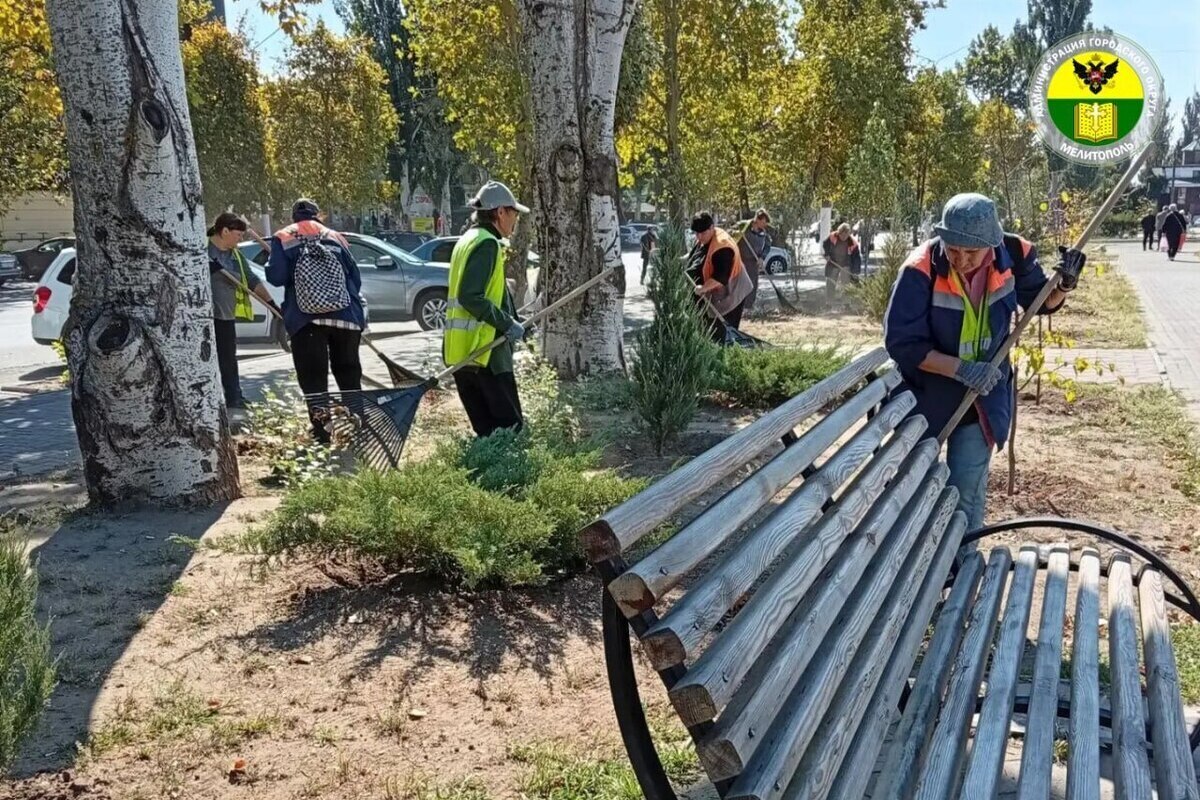 Сотрудники «Благоустройства» навели порядок на проспектах Мелитополя