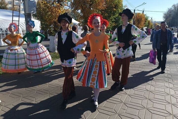На улицы Кирова вышли дымковские барыни и кавалеры