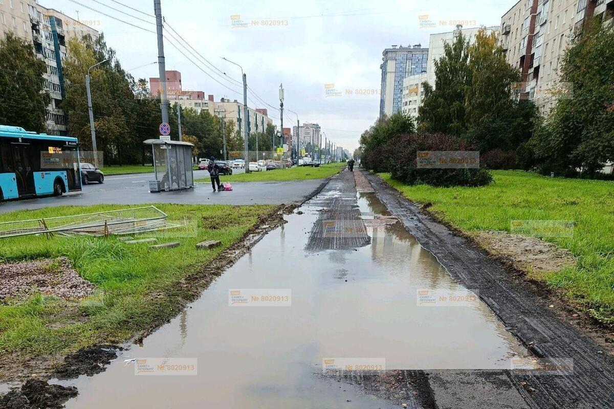 Во Фрунзенском районе Петербурга после ремонта асфальт остался разрушенным