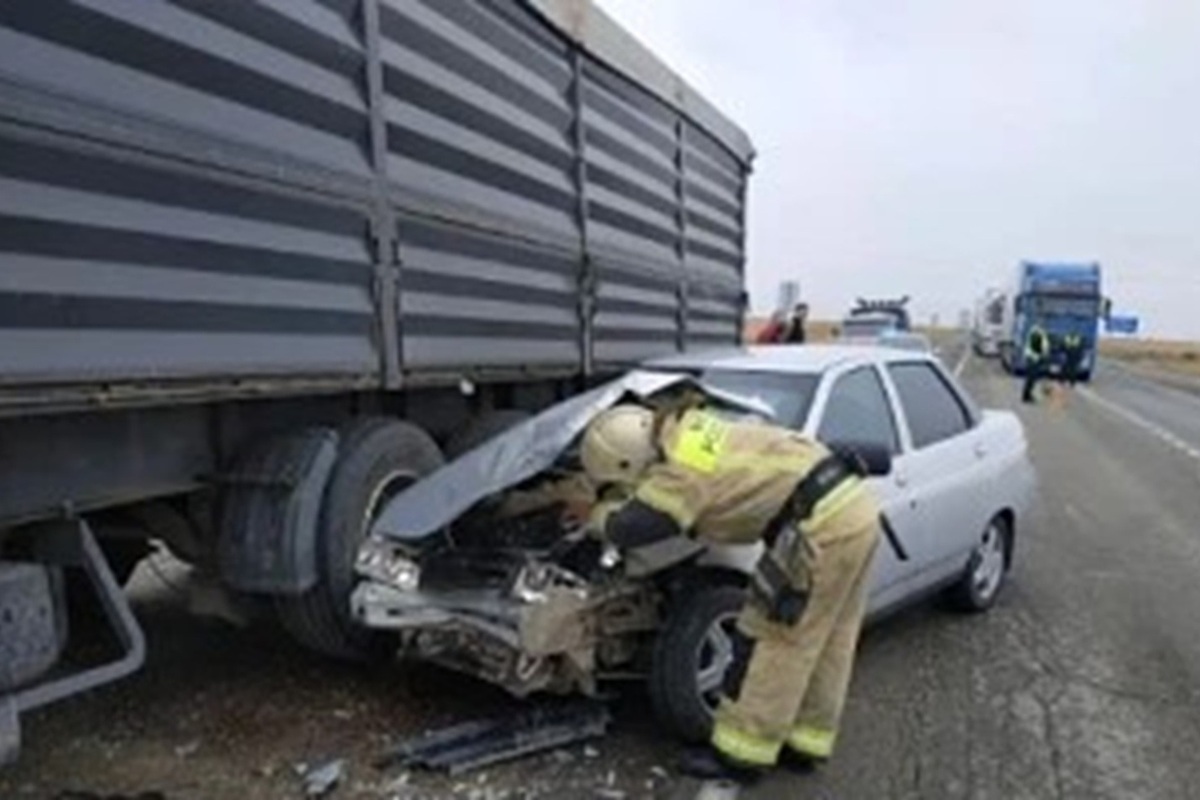 Огнеборцы Калмыкии справились с последствиями дорожной аварии