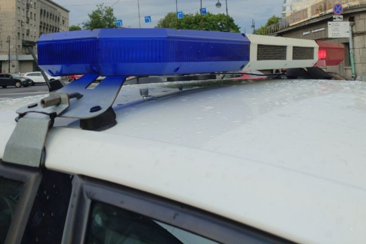 В Мурманске автомобиль вылетел на заправку и перевернулся