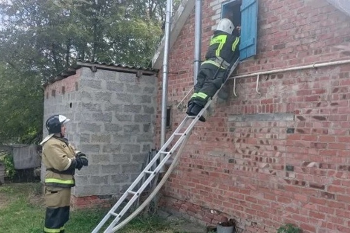 В Калмыкии горел жилой дом