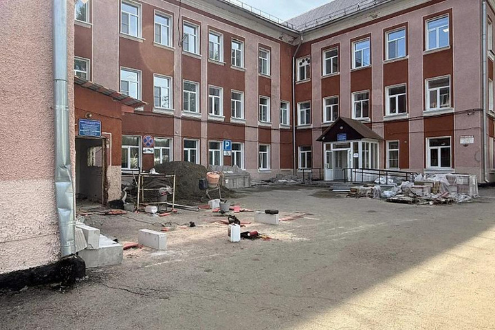 В Троицком районе ремонтируют районную поликлинику